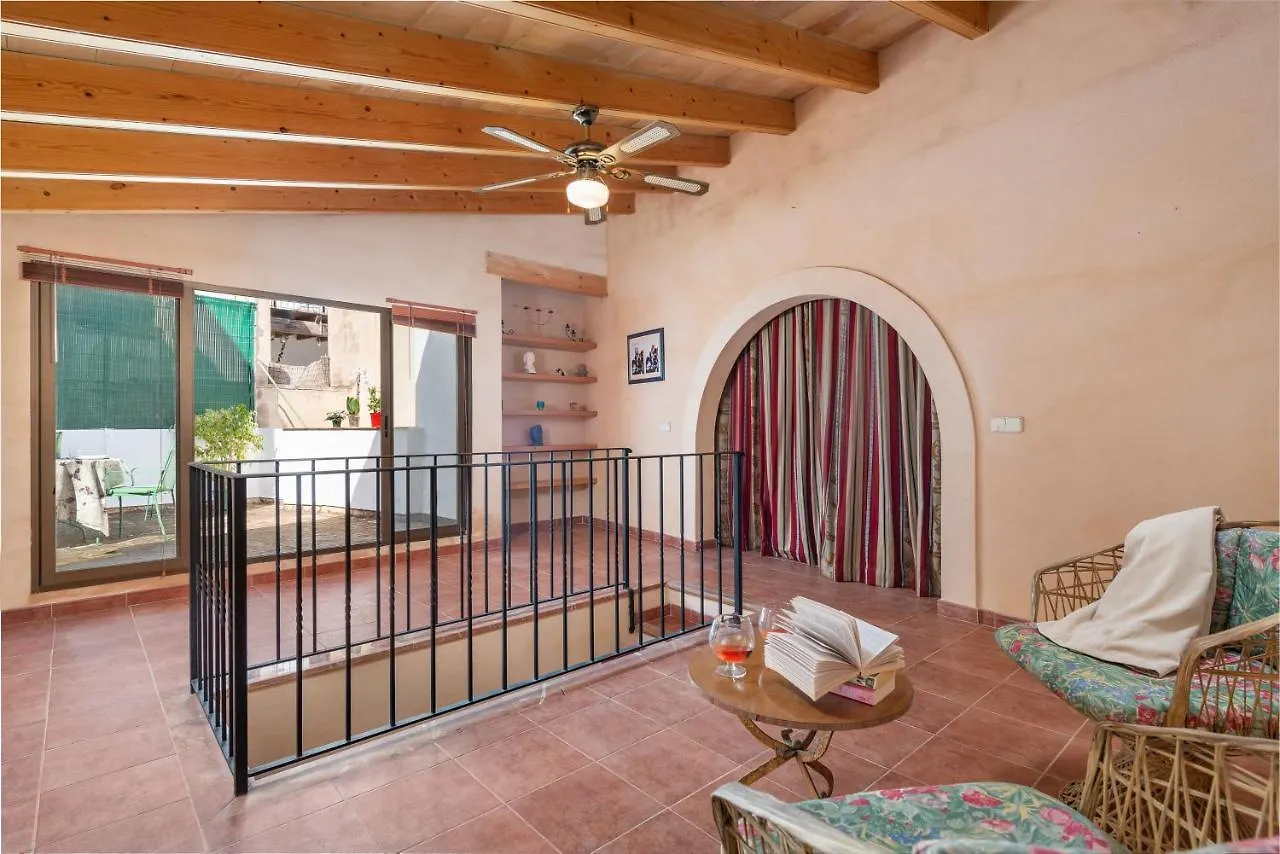 Townhouse Can Bregat بويينسا بيت للعطل